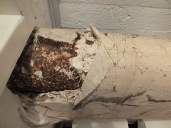 calorifuge en plâtre amiante autour des conduites de chauffage